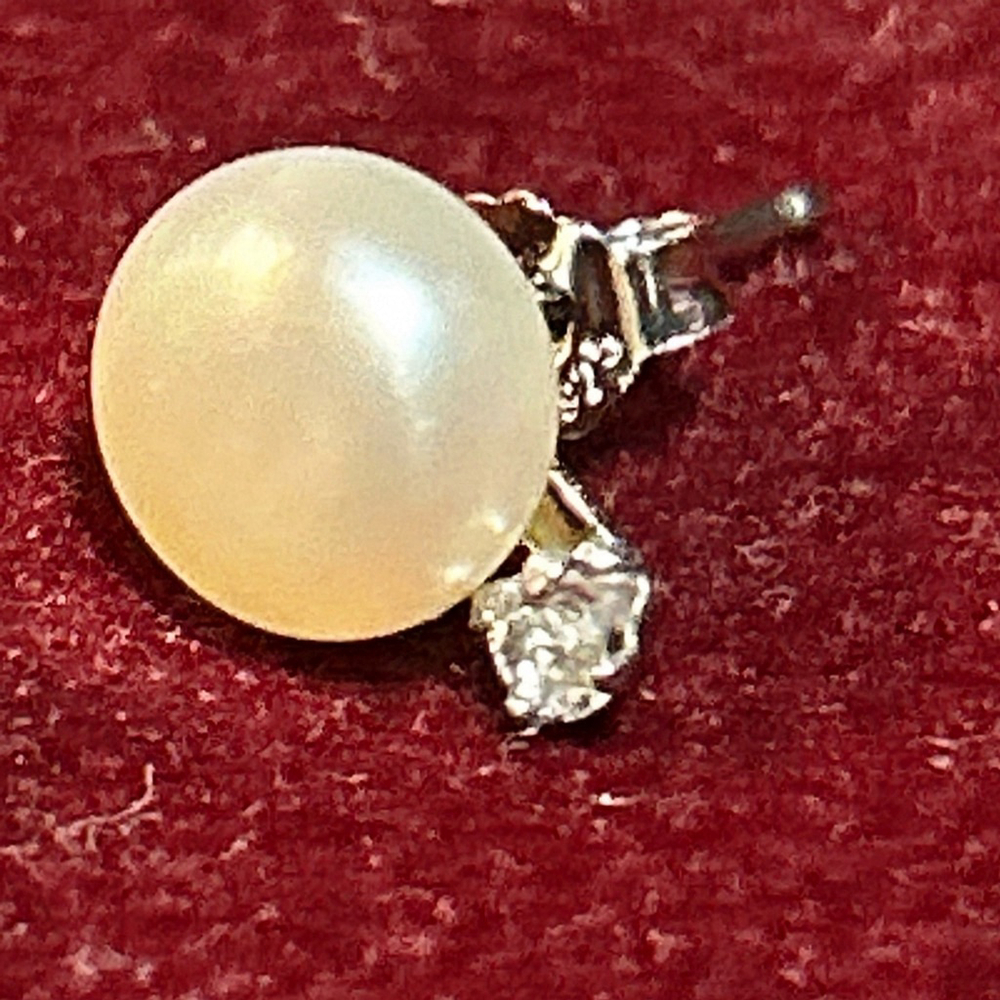Helzberg Diamond White Pearl and 14 k white gold Stud Earrings - Picture 3 of 7